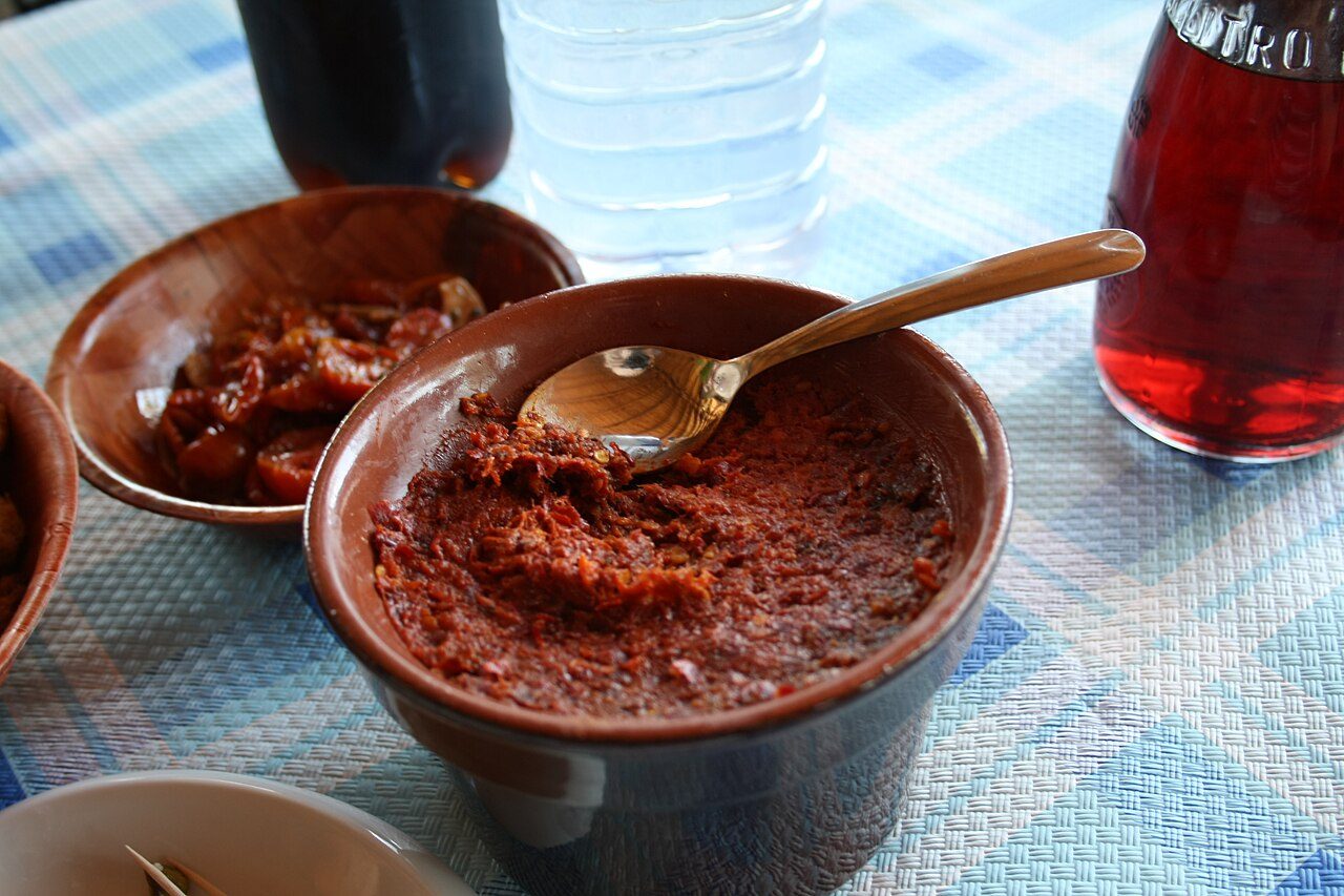 'Nduja calabrese in una ciotola di terracotta
